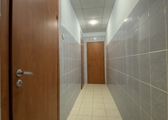 Высота потолков 3,5 м.</p><p>Есть 4-5 парковочных мест у входа (бесплатно), а также платная парковка на территории комплекса.