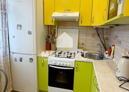 Хорошая планировка , окна во двор, балкон обшит и застеклен.