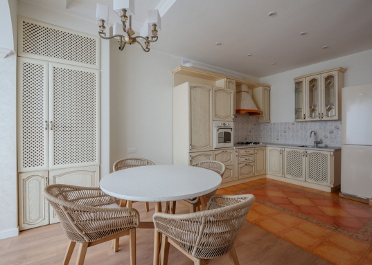 <strong>Хотите купить просторную квартиру для Вашей семьи и переехать, не мучаясь с ремонтом?</strong><br /><br />В продаже просторная евро 4-комн квартира в малоквартирном доме с индивидуальным отоплением! <br />Кирпичный дом 2004 года постройки, отличная шумо- и теплоизоляция, приличное соседство - одни из многих плюсов нашего предложения!<br /><br /><span style="text-decoration:underline;">О КВАРТИРЕ:</span><br />Квартира площадью 131,5 м2 (без учета лоджий) расположена на 2-ом этаже.