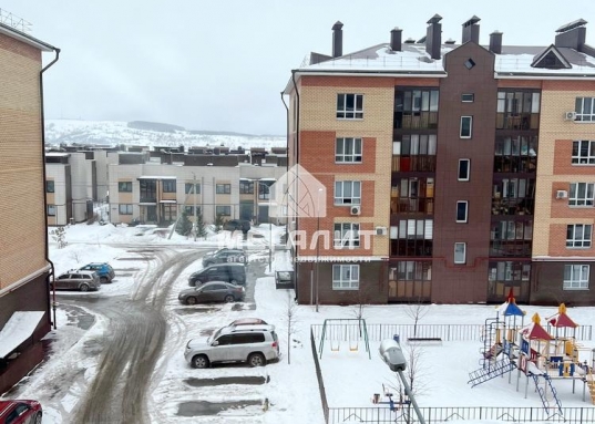 Продается стильная двухкомнатная квартира, общей площадью 72,3 кв.м. в кирпичном доме с индивидуальным отоплением в Кировском районе ЖК "Волжская гавань" по ул. Гумера Баширова, д. 3А.<br /><br />Квартира с качественным ремонтом в теплых тонах, продуманной системой освещения, создающей теплую и уютную атмосферу.<br /><br />Удобная планировка:<br />- просторная кухня-столовая 15,9 кв.м. со встроенным кухонным гарнитуром, оборудованным всей необходимой бытовой техникой, и выходом на лоджию,<br />- гостиная 16,7 кв.м.,<br />- изолированная спальная комната 19,6 кв.м,<br />- санузел с ванной в кафеле<br /><br />В квартире установлены: кондиционеры, входная дверь повышенной взломоустойчивости, домофон, интернет, кабельное ТВ.<br /><br />Отличное месторасположение дома вблизи р.