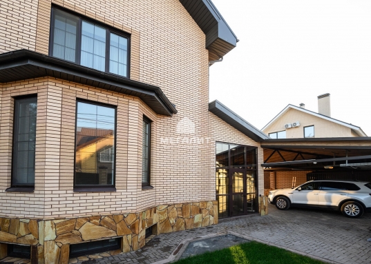 Здесь вы сможете отдохнуть душой, телом и насладиться гармонией с природой.<br /> * Зона для барбекю с печью и местом для отдыха, идеально подходящая для дружеских встреч<br /> * Ухоженный газон, стройные ели, продуманное освещение и отдельно стоящий дровник создают атмосферу уюта и гармонии.<br /><br /><strong><em>О местоположении:</em></strong><br />* Приволжский район, г. Казани<br />* пос.