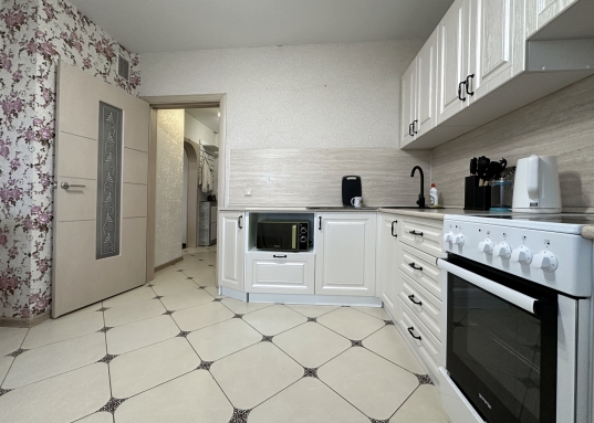 квартиру в ЖК "Светлая долина" - одном из самых востребованных семейных ЖК в Советском районе г. Казани со своей развитой инфраструктурой.<br /><br /><strong>Квартира общей площадью 41,3 м2 расположена на 10 этаже 19-этажного дома полностью готова к комфортному проживанию:</strong><br />- квадратная кухня 9.7 м2 с выходом на застеленную лоджию<br />- комната 17.3 м2 + отдельная гардеробная, благодаря чему в комнате всегда будет порядок<br />- просторный совмещенный санузел с ванной и новым накопительным водонагревателем<br />- по договоренности готовы оставить мебель<br /><br />Современный двор с большой детской площадкой, зоной ворк аута, футбольной и баскетбольной площадкой. <br /><br /><strong>Приобретая эту квартиру Вы получаете больше, чем стены, а именно:</strong><br /><br />1.