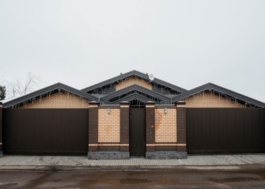 На участка также  расположен гаражный комплекс и навес для машин и техники с автоматическими воротами.