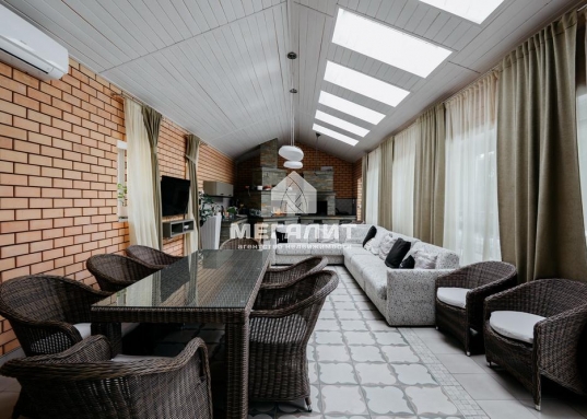 Ровный участок 30 соток огорожен кирпичным забором. Благоустроенная территория,  реализован ландшафтный дизайн, вымощенные прогулочные дорожки, прекрасный газон, сосны, ели, теплица и другие плодоносящие растения.