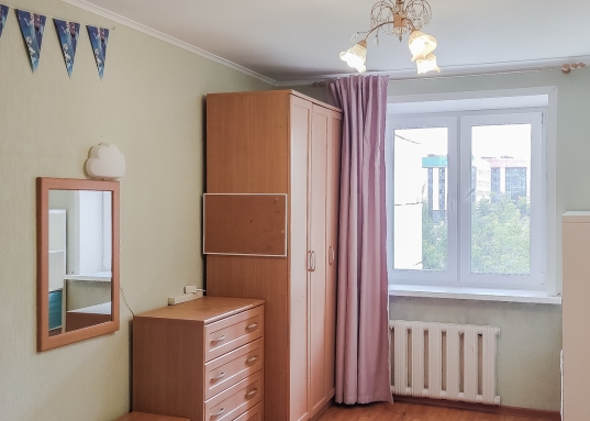 На продажу представлена 3-х комнатная квартира улучшенной планировки на 4-м этаже по ул. Академика Парина д.8 (Приволжский район).<br />​​​​​​​<br /><strong><em><span style="text-decoration:underline;">О преимуществах квартиры:</span></em></strong><br />- не угловая, теплая, светлая<br />- улучшенная планировка<br />- общая площадь квартиры 112,5 кв.м<br />- раздельные комнаты: 14,7 кв.м, 24,3 кв.м, 26 кв.м,<br />- просторная кухня-гостиная 24,3 кв.м с выходом на застекленную лоджию<br />- в прихожей имеется встроенная гардеробная<br />- 2 лоджии<br />- 2 санузла<br />- ремонт можно сделать по своему вкусу<br /><br /><strong><em><span style="text-decoration:underline;">О  доме:</span></em></strong><br />- кирпичный дом 2001 года постройки<br />- чистый подъезд<br />- новый лифт  <br />- благоустроенный двор с детской площадкой и зонами отдыха<br /><br /><strong><em><span style="text-decoration:underline;">Об инфраструктуре:</span></em></strong><br /><strong>- до станции метро «Проспект Победы» 15 минут пешком</strong><br />- остановки общественного транспорта в 3-х минутах ходьбы<br />- в шаговой доступности детские сады и школы<br />- все необходимые продуктовые магазины – рядом<br />- удобная транспортная развязка в любую часть города<br />- рядом Медицинский колледж, Центр гимнастики, деревня Универсиады<br /><br /><strong><em><span style="text-decoration:underline;">О документах:</span></em></strong><br />- 1 взрослый собственник<br />- проходит по ипотеке<br />- чистая продажа<br /><br />Рядом расположены улицы: пр.