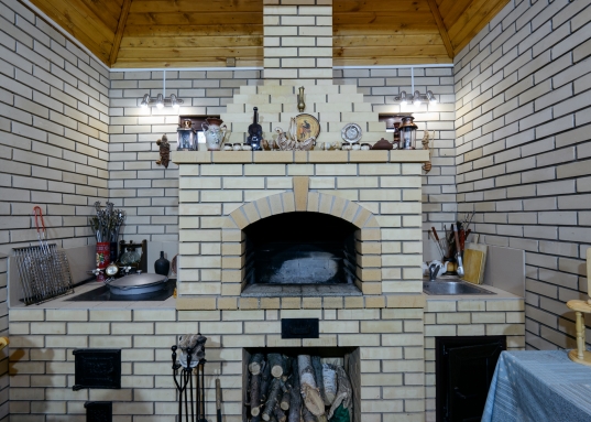 пленит Ваше сердце непередаваемой атмосферой, функциональностью и качеством!<br /><br />Дом построен в 2006 году, есть баня, гараж, теплица, летняя кухня с зоной барбекю, выполнено полное благоустройство участка: брусчатка, большое количество декоративных и плодовых деревьев: сосны, ели, кедры, разнообразие можжевельников и туй, яблони, груши, вишни, 6 сортов винограда и многое другое будут радовать Вас каждое лето!<br /><br /><strong><span style="text-decoration:underline;">О доме:</span></strong><br /><br />Год постройки: 2006<br />Материал стен: кирпич<br />Фундамент: блочный<br />Количество этажей: 2<br />Коммуникации: отопление: индивидуальный газовый котел с насосом, электричество: 15 кВт, 380 Вольт, 3 фазы, вода: артезианская скважина 67 м, система фильтрации<br />Внутренняя отделка: различные сорта древесины - лиственница, сосна, дуб и тд.<br /><br />Комфортная и адаптивная планировка: в текущей вариации 2 спальни на 1ом этаже и 3 спальни на 2ом этаже.