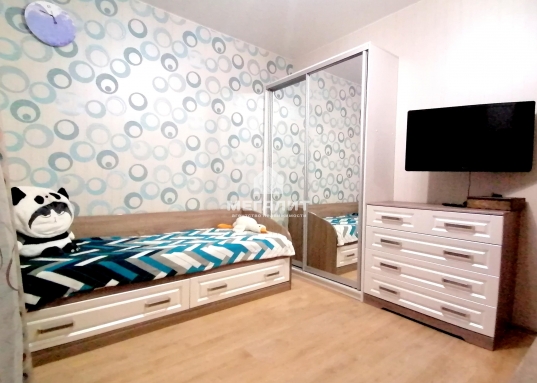 Продуманная до мелочей планировка, просторный холл, большая кухня-гостиная, три изолированные комнаты, два санузла.