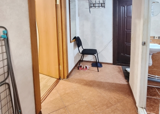 Сдам уютную квартиру по адресу: г.Казань, Ново-Савиновский район, ул.Адоратского, д.13.<br /><br />МЫ ПРОВЕРИЛИ КВАРТИРУ ,ЧТО В НЕЙ ВСЁ ХОРОШО,СОБСТВЕННИК НАДЁЖНЫЙ.<br /><br />ФОТОГРАФИИ НАСТОЯЩИЕ- МЫ ИХ СДЕЛАЛИ САМИ.<br /><br />Дом расположен в районе с развитой инфраструктурой, где есть все для комфортного проживания.<br /><br />Квартира с хорошим ремонтом, мебелью и техникой, проведен Интернет.<br /><br />В шаговой доступности школы и садики, ТК "Савиново" и ТЦ "XL" на Ямашева, Четаева, Чистопольская, Лаврентьева, Амирхана, Чуйкова.<br /><br />​​​​​​​С уважением, ваш гид в мире недвижимости, Марсель Идиатуллин.<br /><br />АН «Мегалит» основано в 2004 году, 22 года опыта на Вашей стороне.