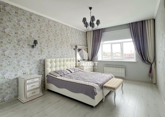 Вам не придется пренебрегать комфортом ради близости к инфраструктуре – в шаговой доступности находятся:<br /><br />- Остановка общественного транспорта<br />- Магазины, школы и детские сады<br />- Гипермаркеты «Лента», «Ашан» и «Перекресток»<br /><br /><strong> Образование на высшем уровне:</strong><br />Всего в 5 минутах езды — элитная гимназия №19, участник проекта «Школы Сколково»,  Школа превосходства Республики Татарстан, партнер международной организации инновационных школ «SWIFT», базовая школа Российской академии наук.<br />Возможности для занятия здоровьем и спортом: школа плавания "Касатка", плавательный бассейн Буревестник, академия тенниса, центр бадминтона, центр гимнастики, строится термальный комплекс "Пляж", фитнес-центры.<br /><br /> <strong>Транспортная доступность:</strong><br />В 15 минутах пешком – станция метро Дубравная, что значительно облегчает передвижение по городу.<br />В 250 метрах от участка остановки общественного транспорта, из поселка несколько выездов: на улицу Дубравная, улицу Кул Гали и улицу Габишева, откуда можно добраться в любую точку города.<br /><br />Не упустите свой шанс!