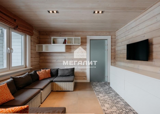 На участка также  расположен гаражный комплекс и навес для машин и техники с автоматическими воротами.