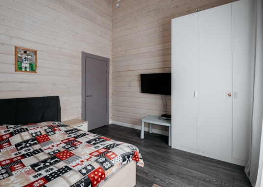 Просторная гостиная с выходом на летнюю террасу, большая кухня-столовая со встроенным кухонным гарнитуром и всей необходимой техникой, 5 спален, гардеробные, 4 санузла, прачечная, котельная, а так же уютный банный комплекс, включающий в себя предбанник, моечную, парную, комфортную комнату отдыха со всеми необходимыми удобствами, бассейн, джакузи.