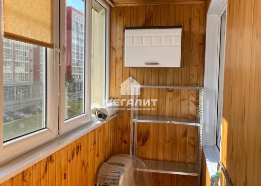 Имеется вся необходимая мебель и техника, для комфортного проживания: кухонный гарнитур, стол, стулья, холодильник, СВЧ, стиральная машина автомат, , в комнатах два диван, шкаф для одежды.Легко доехать до КГМУ, КФУ, КГАСУ, КГИК.В шаговой доступности располагаются по улице Павлюхина «KazanMall», по улице Назарбаева ст.м. Шаляпина, Качалова.