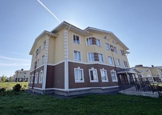 ПРОДАЕТСЯ:<br />Прocтopнaя и свeтлaя 1-кoмнaтнaя квартира, переделанная в 2-двухкомнатную в ЖК «Свeтлый» нa 3/3<br />этaжнoгo дoмa пo улице 4-й Квaртал, д. 5.