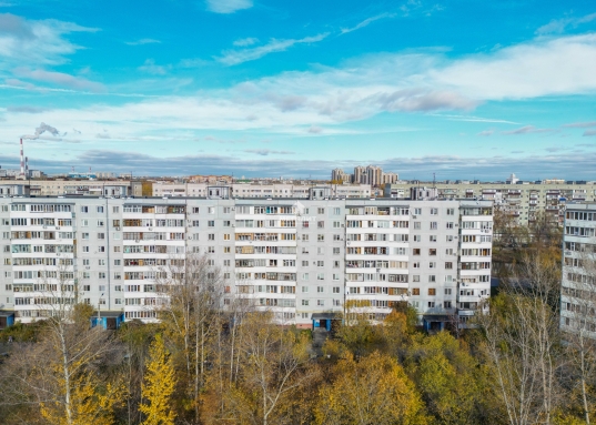 <strong>г. Казань, граница Московского и Кировского районов, </strong><strong>ул. Серова, д. 12</strong><br /><strong>3 этаж из 9</strong><br /><strong>Панельный дом</strong><br /> <br /><strong>3-х комнатная квартира на Серова</strong><ul><li>Общая площадь – 63 кв.м.</li><li>Жилая площадь – 39 кв.м (комнаты: зал 17.3 кв.м, спальни – 11 и 10 кв.м).