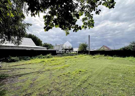 Отары.<br />Участок ИЖС площадью 8 сот., дом 2 этажа площадью 95,2 м2. <br /><br /><span style="text-decoration:underline;">1 этаж:</span> тамбур с гардеробной зоной, просторная кухня-гостиная, просторный санузел. <br /><span style="text-decoration:underline;">2 этаж:</span> просторный холл, 2 спальни, гардеробная (возможно переоборудование в санузел).<br /><br />У дома имеется просторная терраса с видом на лес. <br />Также на участке построены бревенчатая баня на дровах с 2 гостевыми спальнями, хозблок. <br />Дом продается с мебелью, техникой, бассейном.<br /><br />Дом отапливается электричеством. Газопровод проходит 50-70 метров, возможна врезка. <br />Водоснабжение - скажина.