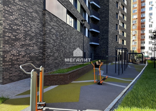 Также на первом этаже предусмотрены<strong> колясочная, велопарковка, пункт охраны</strong>.<br /><br />ЖК "Жилой дом на Хади Атласи"  - <strong>дом клубного формата</strong> всего на 69 квартир с собственным <strong>подземным паркингом</strong> (имеется несколько мест в продаже по запросу).