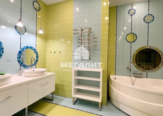 Продается четырехкомнатная квартира, общей площадью 219,5 кв.м. в малоквартирном элитном доме с индивидуальным отоплением, в самом сердце Вахитовского района по ул. Зои Космодемьянской, д. 17.