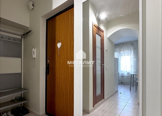 квартиру в центре Ново-Савиновского района по <strong>ул. Чистопольская, д. 45</strong>!<br /><br />Теплый комфортный 5-этажный <strong>дом всего на 39 квартир</strong>! <br /><br />Квартира общей площадью <strong>36,9 м2 (с учетом лоджии)</strong> расположена <strong>на 3 этаже</strong>, в середине дома (не угловая, не торцевая).<br /><strong>Комната 17,3 м2, кухня 8,1 м2.</strong> Просторная остекленная лоджия.