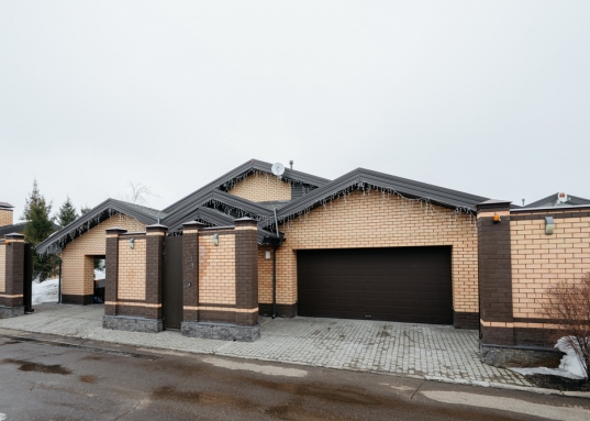 На территории имеется отельное строение- зона летней кухни и барбекю: место для неформальных встреч, семейных обедов и вечеринок, где готовка не помешает общению и приятному времяпровождению.