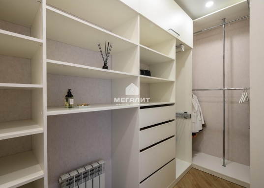 Плодопитомник расположен рядом с метро Дубравная и отличается от большинства поселков удобной транспортной доступностью, отсутствием пробок и развитой инфраструктурой.<br />* Возможность легко и удобно добраться в любой район города (10 минут езды до Ново- Савиновского района, 7 минут до Вахитовского района)<br />* Внутри самого поселка дом расположен в  центральной части поселка на тихой и уютной тупиковой улице, в 200 метрах от леса.<br />* В поселке есть магазинов "Пятерочка", ресторан Эмиз, фруктовая лавка, аптека, стоматология.