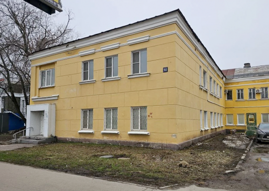 Сдаю в долгосрочную аренду торговое помещение с высоким автомобильным и пешеходным трафиком!<br /><br /><strong>Помещение общей площадью 174.8 кв.м. расположено на границе Московского и Кировского районов по адресу ул. Восстания, д. 92.</strong><br /><br />Помещение находится на 1-ом этаже нежилого здания, возведенного на 1-ой линии одной из самых высокооживленных проезжих частей г. Казани.