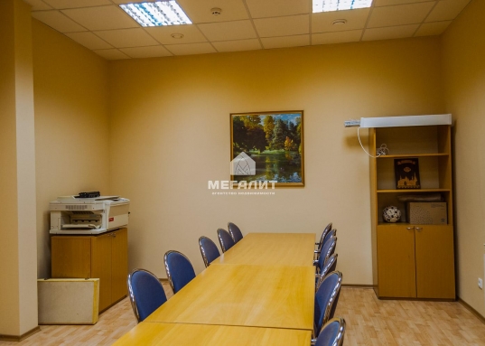<p style="text-align:center;"><em><strong>Офисное помещение с отдельным входом и гаражом<br />в "шаге" от станции метро "Козья Слобода"<br />общей площадью 171.1 кв.м.</strong></em></p><p><br />  <strong> Локация:</strong><br />- <strong>Первая линия</strong> улицы <strong>Чистопольская</strong>, соседствуя с улицами: <strong>Проспект Ибрагимова, Декабристов, Бондаренко, пл.