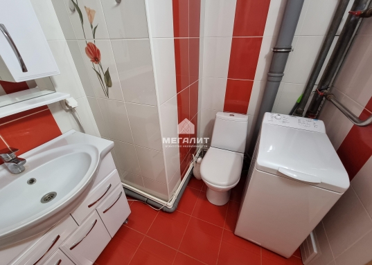 Удобная гардеробная 3,4 кв.м.<br /><br /><br />ОТЛИЧНОЕ РАСПОЛОЖЕНИЕ ДОМА!<br /><br />Транспортная доступность как на машине так и на общественном транспорте.