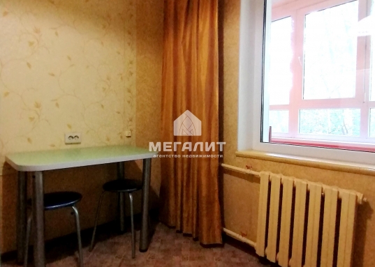 <strong>        Продаю просторную однокомнатную квартиру по ул. Сафиуллина, д. 18 в центре Приволжского района г. Казани, в шаговой доступности от станции метро Проспект Победы и станции метро Дубравная.</strong><br /><br />         Квартира без обременений, вся сумма в договоре, ключи в день полного расчета.<br /><br />         Квартира расположена на третьем этаже девятиэтажного дома 1989 года постройки.