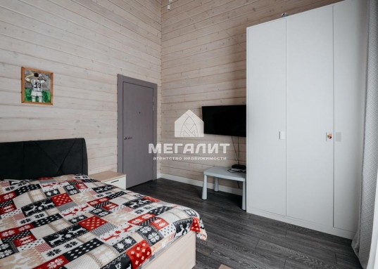 Просторная гостиная с выходом на летнюю террасу, большая кухня-столовая со встроенным кухонным гарнитуром и всей необходимой техникой, 5 спален, гардеробные, 4 санузла, прачечная, котельная, а так же уютный банный комплекс, включающий в себя предбанник, моечную, парную, комфортную комнату отдыха со всеми необходимыми удобствами, бассейн, джакузи.