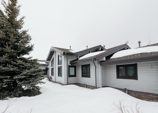 Роскошный дом площадью 536,5 кв. расположен на 2 линии от берега Волги, выполнен из высококачественного бруса, полностью оснащен всеми необходимыми инженерными системами и коммуникациями.