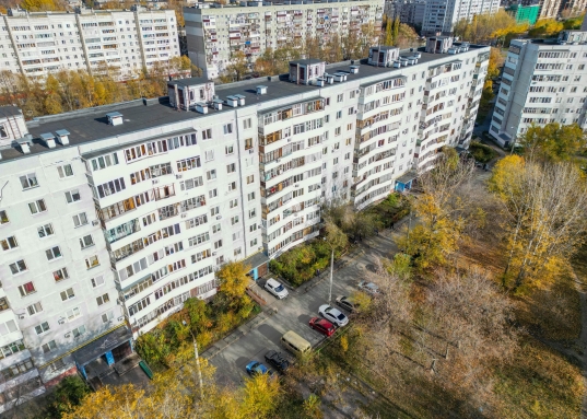       </li><li>Кухня – 8 кв.м.</li><li>Комнаты изолированные.       </li><li>Чистая, аккуратная.</li><li>Застекленная, просторная лоджия, обшита деревом (выход со спальни).    </li><li>Пластиковые окна во всех комнатах. </li><li>Раздельный санузел в кафеле.</li><li>Окна на разные стороны дома (распашонка).</li><li>Кондиционер в гостиной комнате.</li><li>Кондиционер в подарок</li><li>Хорошие соседи.          </li><li>Развитая инфраструктура со всем необходимым: Средняя общеобразовательная русско-татарская школа №87, Гимназия №9, Детский сад №387 «Золотая рыбка», Детский сад №372 комбинированного вида с татарским языком обучения и воспитания «Дельфин», Мечеть «Ярдэм», Фитнес-клуб «Maximus»,  Детский сад №395 комбинированного вида «Жар птица-Алтын кош», ​Детский сад №97 комбинированного вида «Журавушка», Городская больница №16, Городская детская больница №1, метро «Яшьлек», Московский рынок</li><li>Большое количество удобных парковочных мест для вашего авто.