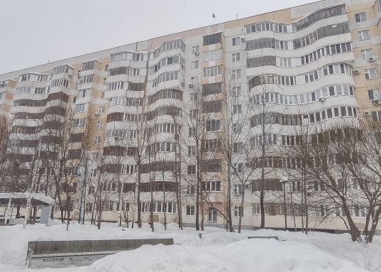 Продается 1-комнатная квартира на 5-ом этаже по ул. Абсалямова д. 28 (Ново-Савиновский район).<br /><br /><strong><em>О преимуществах квартиры:</em></strong><br />- не угловая, вид из окна на бульвар «Белые цветы»<br />- общая площадь квартиры 34,8 кв.м, без лоджии 33,7 кв.м<br />- кухня правильной формы 9,1 кв.м с выходом на застекленную лоджию<br />- совмещенный санузел 3,1 кв.м<br />- в прихожей имеется удобное место для гардеробного шкафа<br />- просторный закрытый тамбур на 3 квартиры<br />- в квартире все остается<br />- ремонт можно сделать по своему вкусу<br /><br /><em><strong>О доме и инфраструктуре:</strong></em><br />- дом с идеально чистым подъездом и новой входной группой<br />- 2001 года постройки<br />- новый лифт<br />- благоустроенный двор с детской площадкой<br />- рядом детские сады и престижные школы<br />- парки и скверы для прогулок и отдыха<br />- до метро «Козья Слобода» 12 минут пешком<br />- до остановок общественного транспорта 5 минут пешком<br />- рядом ТЦ Парк Хаус, Парк Победы, ТЦ Тандем, набережная Казанки, Чаша, Лемана Про, Татнефть арена, РК Ривьера – все в шаговой доступности<br /><br /><em><strong>О документах:</strong></em><br />- 1 взрослый собственник<br />- без занижений и обременений<br />- проходит по ипотеке<br />- чистая продажа<br /><br />Рядом расположены улицы: Чистопольская, Мусина, Меридианная, Четаева, Сибгата Хакима, Ямашева, Амирхана.<br /><strong>Звоните, покажем в удобное для Вас время.</strong><br /><br /><em><strong>С уважением, ваш гид в мире недвижимости, Эльмира Шайдуллина.<br />АН «МЕГАЛИТ» основано в 2004 году.