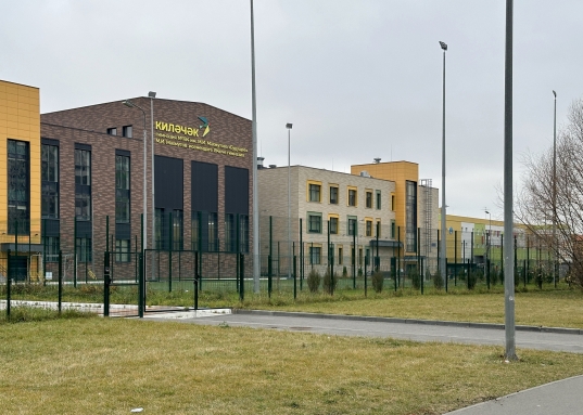 памп-трек, пользующийся популярностью у детей и подростков, спортивные зоны, место для барбекю, специализированная площадка для выгула четвероногих членов семьи!<br /><br />2.