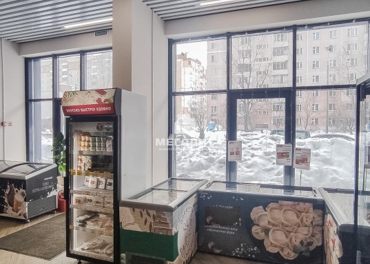 Сдается торговое помещение на 1-ом этаже в жилом комплексе «Sreda of Life» по ул. Четаева 43 А, Ново-Савиновский район.<br /><em>Характеристика помещения:</em><br />- 1-я линия<br />- отдельный входная группа<br />- высота потолка 4,25 м<br />- есть санузел<br />- возможность установки вывески<br />- панорамные окна<br />- 2021 год постройки ЖК<br /><br /><em>Условия аренды:</em><br />- 2190 руб./кв.м. в месяц (без НДС)<br />- общая стоимость аренды: 100 000 руб./ мес.