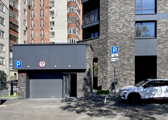 Фасады дома выложены клинкерной плиткой и композитными фасадными панелями, благодаря чему дом органично вписывается в существующий контекст города. <br /><br />Расположение в тихом и уютном центре города порадует удобной инфраструктурой и доступностью к деловой, общественной и развлекательной жизни Казани.