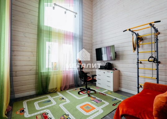 Ровный участок 30 соток огорожен кирпичным забором. Благоустроенная территория,  реализован ландшафтный дизайн, вымощенные прогулочные дорожки, прекрасный газон, сосны, ели, теплица и другие плодоносящие растения.