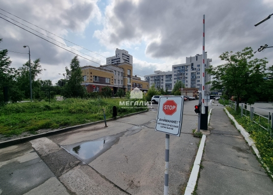 Находится недалеко от станции метро "Козья Слобода", ТЦ "ТАНДЕМ" и парк Центра семьи Казан (ЧАША).