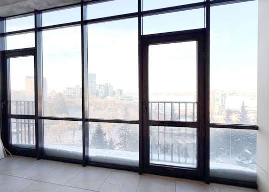 Состоит комплекс из пяти блоков и находится на холме, что делает его заметным с многих точек Казани.