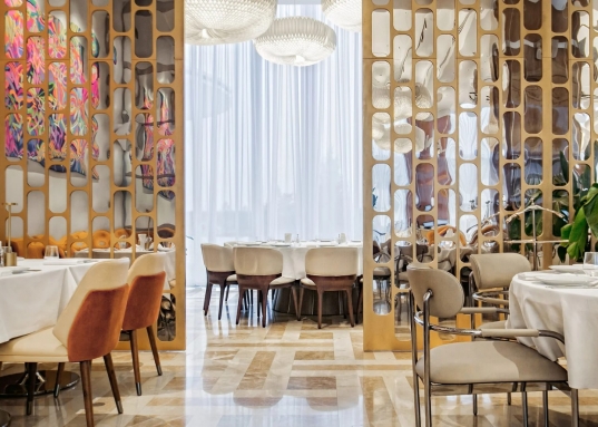 Он обладает всей инфраструктурой для статусной жизни.<br /><br />В 300 м от дома вход в <strong>Ак Барс гольф-клуб</strong>: 18-луночное поле с тремя озерами и уникальным реформером, спроектированное архитектором мирового уровня, – настоящее произведение искусства на берегу Волги!