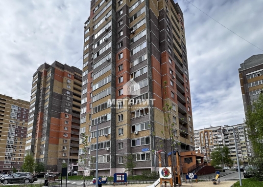 Предлагается к продаже просторная светлая однокомнатная квартира общей площадью 50 м², расположенная на улице Ак.