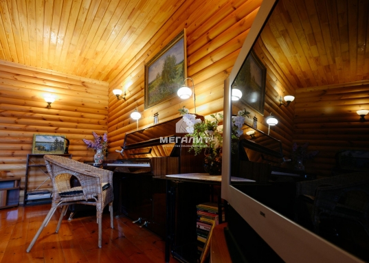 Организован спуск на воду для катера.<br />В 100 метрах от дома благоустроен родник с вкуснейшей водой, сразу за которым можно прогуляться по лесу.<br /><br />Воздух - одна из изюминок данного предложения! Здесь хорошая роза ветров, климат как в Крыму или Сочи, горный воздух, почти что морской.