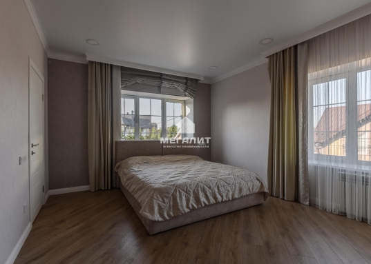 Здесь вы сможете отдохнуть душой, телом и насладиться гармонией с природой.<br /> * Зона для барбекю с печью и местом для отдыха, идеально подходящая для дружеских встреч<br /> * Ухоженный газон, стройные ели, продуманное освещение и отдельно стоящий дровник создают атмосферу уюта и гармонии.<br /><br /><strong><em>О местоположении:</em></strong><br />* Приволжский район, г. Казани<br />* пос.