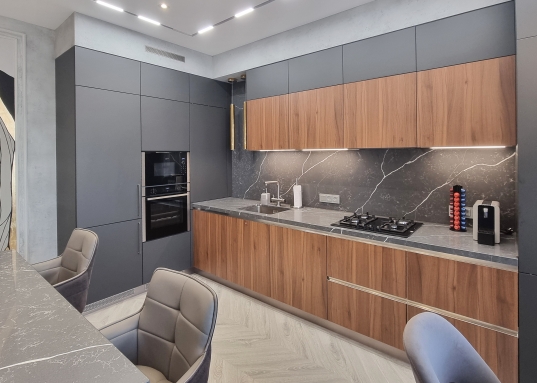 Рабочий кабинет и уютная спальная комната выполнена в спокойных тонах, что создает атмосферу отдыха и комфорта.<br />В квартире остается дизайнерская мебель и бытовая техника.