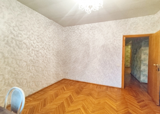 Лицей 131, Гимназия 96, Школа 18, КАИ, КФУ, КХТИ, КГАСУ, поликлиники, больницы.<br />- ТЦ Kazan Mall, ТРЦ Корстон, ТРЦ Кольцо, Парк Горького, скейт-парк Парк Урам, детский спортивный парк "Елмай" а также театры, музеи, магазины, кофейни, пекарни, атмосферные парки и скверы.<br /><br /><strong>Отличная транспортная развязка</strong>, остановки общественного транспорта в 3-х минутах, метро "Суконная слобода" 15 минут ходьбы пешком.<br /><br />Рядом улицы: Хади Атласи, Чехова, Вишневского, Лейтенанта Шмидта, Достоевского, Карла Маркса, Николая Ершова, Нурсултана Назарбаева, Калинина.<br /><br />Один взрослый собственник, вся сумма в договоре ЗВОНИТЕ!