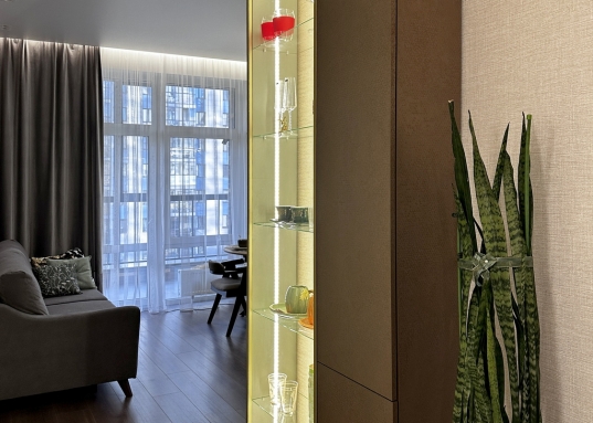 Благодаря <strong>панорамным окнам </strong>в квартире много естественного света.<br />7.