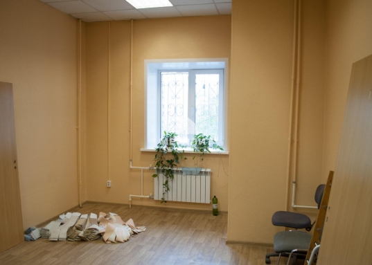 пользования плитка<br />- Местное кондиционирование<br />- Вытяжка<br />- Видеонаблюдение<br />- Помещение гаража на два авто<br />- Электрическая мощность более 20 кВт</p><p>   Цена аренды без учёта коммунальных платежей:<strong><br />-офисное помещение 1200 руб./кв.м.  месяц,<br /></strong><b>-гаражное помещение 600 руб/кв.м.</b></p><p style="text-align:center;"><em><strong>  Звоните!