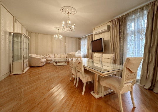 Каждый элемент интерьера подчёркивает изысканный вкус и внимание к деталям:</p><ul><li><p><strong>Полы:</strong> бамбуковый паркет и плитка с системой подогрева — тепло и комфорт в любое время года.</p></li><li><p><strong>Санузлы:</strong> отделка плиткой ручной формовки — эксклюзивная роскошь в каждой детали.</p></li><li><p><strong>Мебель и двери:</strong> массив от итальянских брендов <strong>Turri</strong> и <strong>Buscontti</strong> с элементами декора, покрытыми сусальным золотом.</p></li><li><p><strong>Освещение:</strong> люстры <strong>Swarovski</strong> с кристаллами и полудрагоценными камнями — сияние, достойное королевских покоев.</p></li></ul><h4>Преимущества локации</h4><ul><li><p><strong>Центр власти и бизнеса:</strong> в двух шагах от Госсовета РТ и Кабинета Министров — идеально для тех, кто ценит близость к ключевым государственным и деловым объектам.</p></li><li><p><strong>Респектабельные соседи:</strong> жилой комплекс привлекает людей высокого статуса — бизнесменов и представителей госслужбы.</p></li><li><p><strong>Инфраструктура:</strong> в окружении лучшие рестораны, бутики и культурные учреждения Казани.<br /><br /></p></li></ul><p>Представьте, как вы:</p><ul><li><p>начинаете утро с чашечки кофе на просторной кухне, наслаждаясь тишиной и уютом;</p></li><li><p>принимаете гостей в гостиной, где каждая деталь говорит о вашем безупречном вкусе;</p></li><li><p>возвращаетесь домой после насыщенного дня и паркуетесь в подземном гараже, не беспокоясь о поиске места;</p></li><li><p>проводите вечера в кругу семьи, зная, что живёте в самом сердце города, где всё под рукой.</p></li></ul><p>Эта квартира — не просто недвижимость, а <strong>инвестиция в ваш комфорт и статус</strong>.