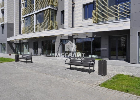 Удачное расположение, первая линия оживленной дороги и близость станции метро - гарант генерации автомобильного и пешеходного трафика, здесь удастся организовать успешный бизнес практически любого назначения.