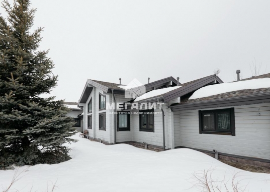 Роскошный дом площадью 536,5 кв. расположен на 2 линии от берега Волги, выполнен из высококачественного бруса, полностью оснащен всеми необходимыми инженерными системами и коммуникациями.