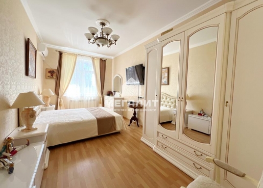 Квартира общей площадью 124,3 кв.м (с балконами 128,1 кв) расположена на 1 этаже 10-этажного кирпичного 1-подъездного дома.
